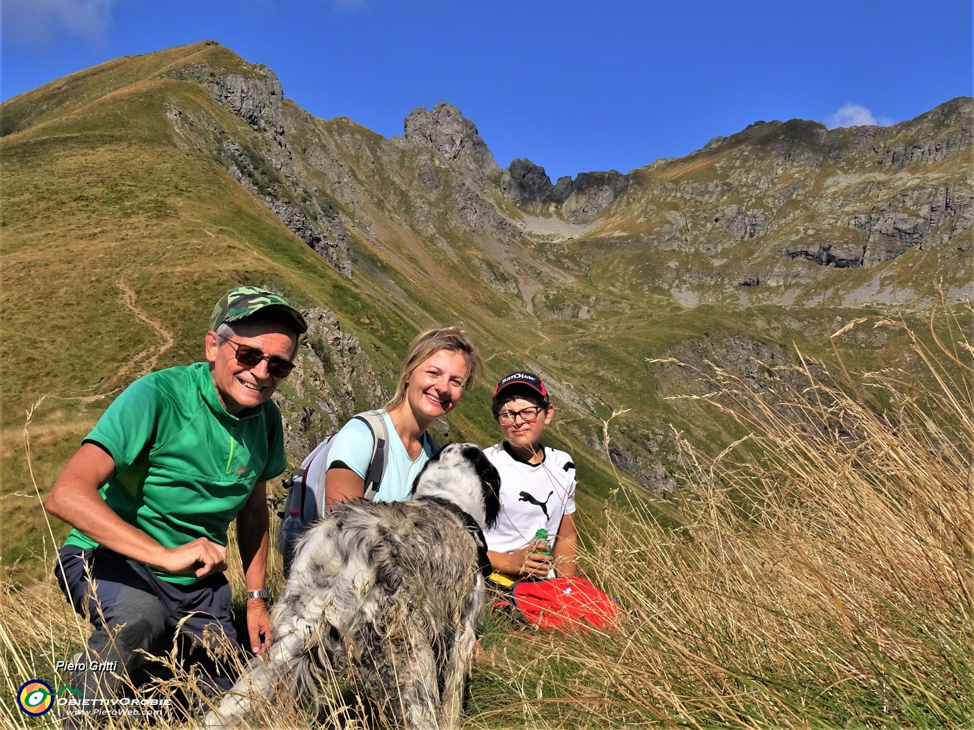03 Dal Monte Foppa ampia vista sullo  scenario della nostra escursione ai Laghi e al Monte Ponteranica centrale.JPG